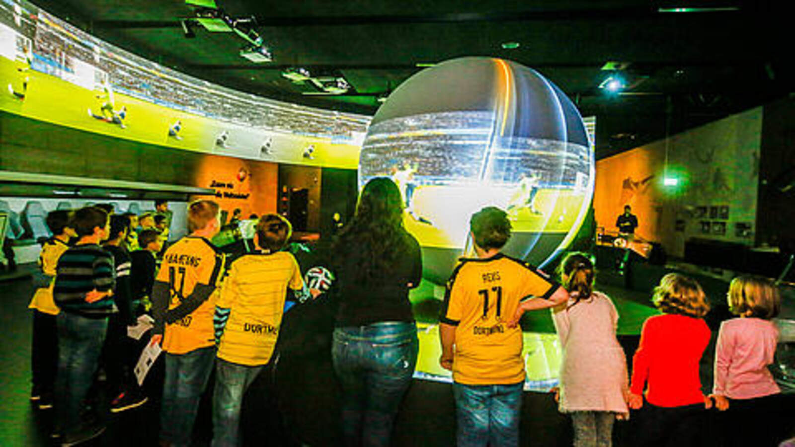 museum-goldene-generation-film-besucher.jpg