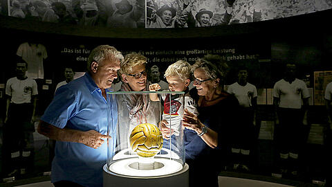 Der WM-Ball von 1954 mit Besuchern