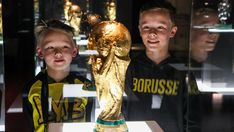 Die Original-WM-Siegerpokale sind in der Schatzkammer zu bewundern Zwei Jungen schauen sich den WM-Pokal an