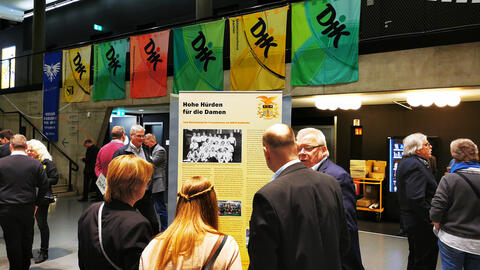 Besucher schauen sich die Ausstellung an Besucher schauen sich die Ausstellung an