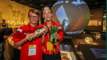 Jugendliche stehen im Bereich Goldene Generation