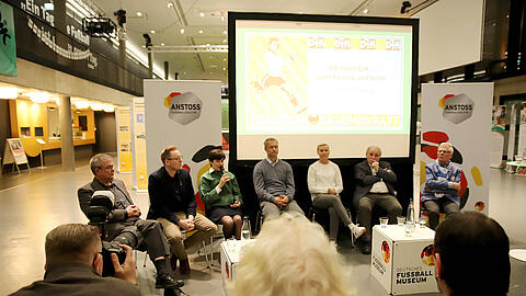 fussballmuseum-100-jahre-djk-sport-leib-seele-podium.jpg