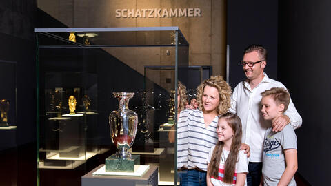Auch die EM-Pokale stehen in der Schatzkammer des Deutschen Fußballmuseums Eine Familie steht neben dem EM-Pokal in der Schatzkammer des Deutschen Fußballmuseums