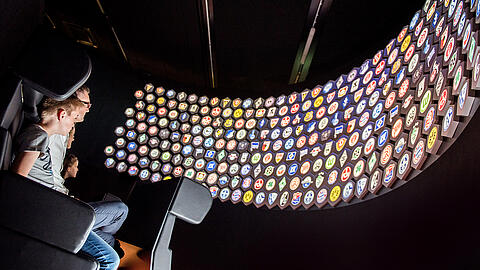 museum-360-grad-bundesliga-show-familie-logos-der-vereine.jpg