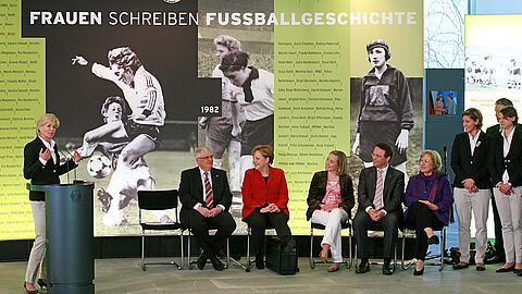 sonderausstellung-frauen-schreiben-fussballgeschichte-podium.JPG