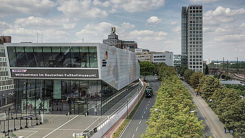 fussballmuseum-museum-anfahrt-fassade-himmel-hcc.jpg