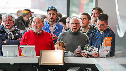 museum-oeffnungszeiten-foyer-museumskasse-besucher.jpg